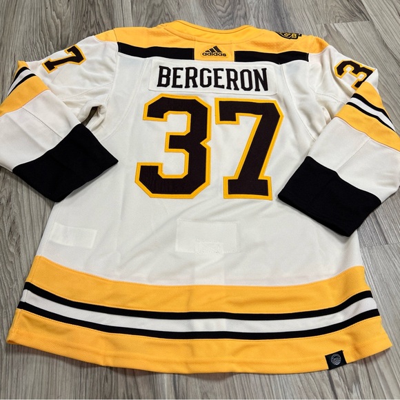 Adidas Boston Bruins Patrice Bergeron 100th Men’s 44 Hockey Jersey IM8290 $230 - Picture 8 of 9